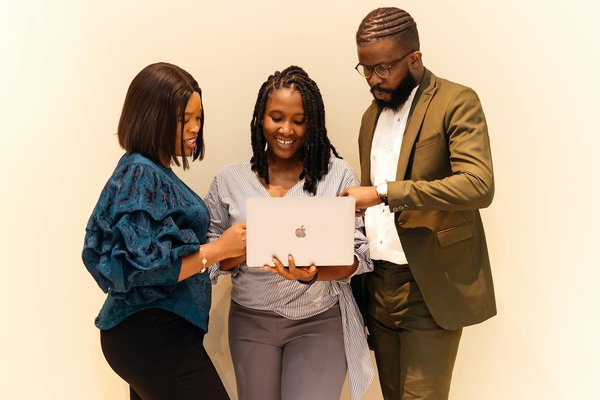 Négociation de contrats commerciaux : le rôle crucial des services juridiques